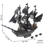 Svart träpiratskepp med segel och dekorativa detaljer, perfekt för dekoration eller som samlarobjekt.