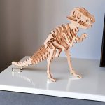 Modell av en T-Rex dinosaurie i trä att montera, perfekt för vetenskaplig och pedagogisk dekoration.