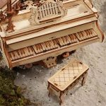 Miniatyrpiano i trä med fint hantverk och en matchande pall, perfekt för tematisk vetenskaplig dekoration eller ett unikt samlarobjekt.