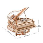 Miniatyrpiano i trä, dekorativ leksak eller samling, med precisa detaljer och angivna mått, perfekt för dekoration eller vetenskaplig samling.