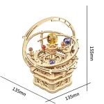 Modell av hänge i trä med färgade kristallplaneter, som illustrerar ett miniatyr solsystem, perfekt för dekoration eller som pedagogiskt smycke.