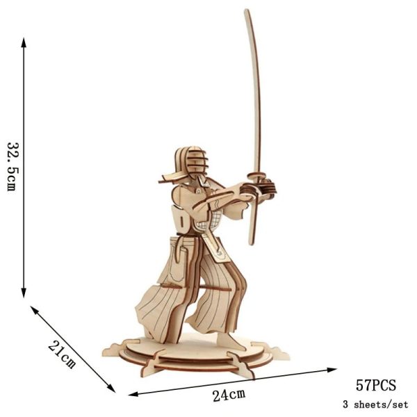 Träfigur av en samuraj med svärd, idealisk för dekoration eller samling, mäter 32,5 cm hög, 24 cm bred, 21 cm djup, bestående av 57 delar.