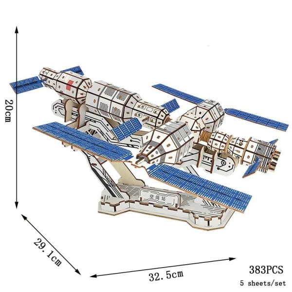 Modell av rymdskepp i trä med laserskärning, med blå solpaneler, dimensioner 20 cm x 29.1 cm x 32.5 cm, bestående av 383 delar för montering.