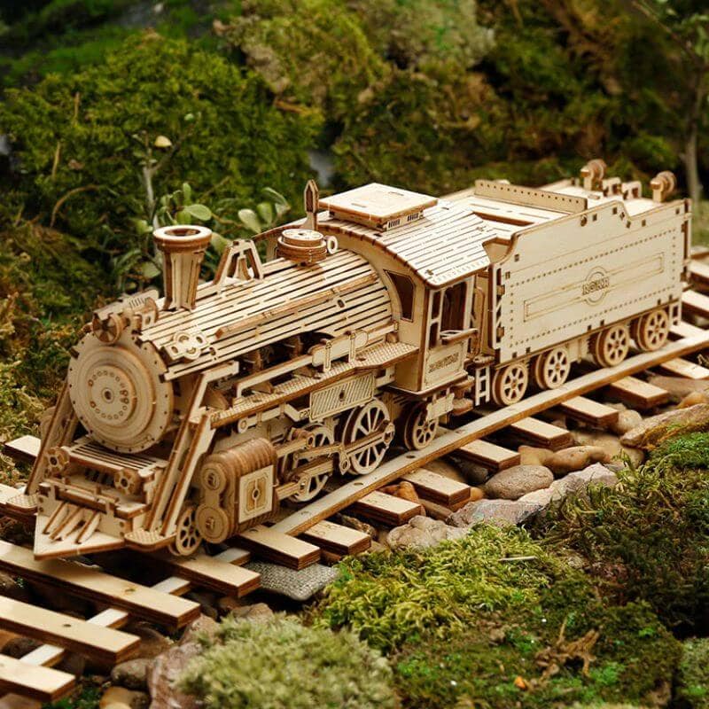 Miniatyr trä-lok, perfekt för vetenskaplig dekoration eller tågmodell samling.