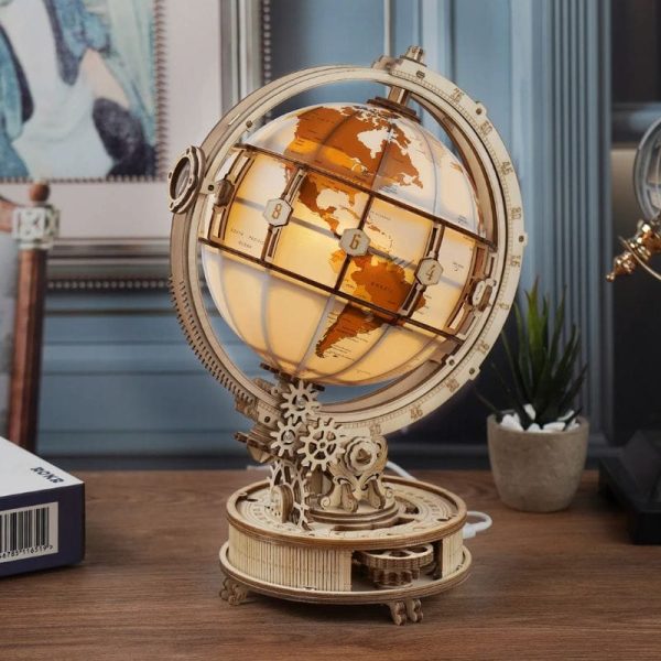 Geografisk träglob med urverk, vetenskaplig stildekoration, idealisk för elegant och utbildande inredning.