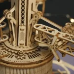 Detalj av en mekanisk trä-klocka med kugghjul och visare, som visar upp precision och hantverk av den vetenskapliga designen.