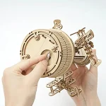 Modell av klocka i trä med design av flygande flygplan, som förenar mekanik och flygdekoration, perfekt för vetenskaps- och flygentusiaster.