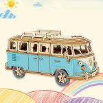 Vintage träfordon i van-stil för camping, dekorativt och pedagogiskt, tillverkat i trä med realistiska detaljer, perfekt för dekoration eller som pedagogisk leksak för vetenskaps- och äventyrsälskare.