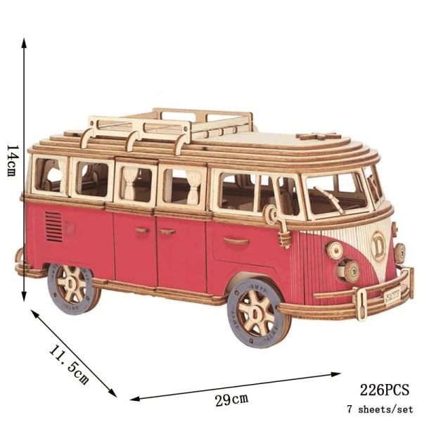 Vintage träfordon i van-stil, miniatyrmodell i trä med realistiska detaljer, perfekt för dekoration eller samling.