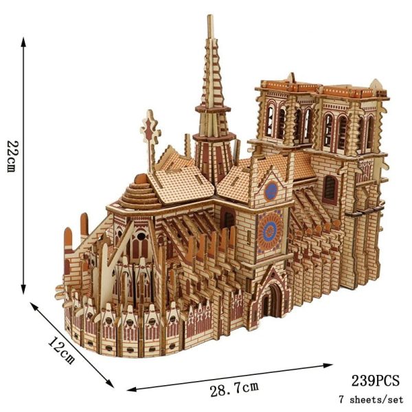 Katedral i trädelar, detaljerad modell för dekoration eller studier, mäter 22 cm hög, 28,7 cm bred och 12 cm djup, bestående av 239 delar.