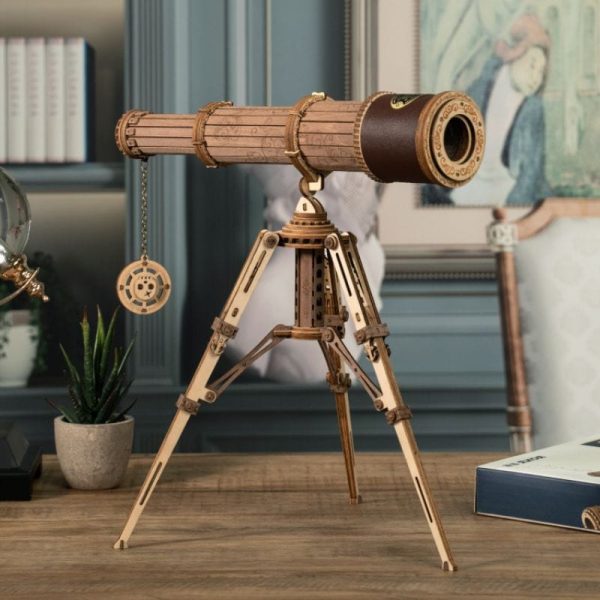 Vintage trä teleskop, perfekt för vetenskaplig inredning eller som samlarobjekt, med en elegant och autentisk design som väcker tankar om klassisk astronomi.