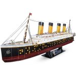 Ljusmodell av oceanångaren Titanic med inre belysning, utställd på en svart bas, som representerar det berömda fartyget med sina fyra skorstenar och detaljerad design.