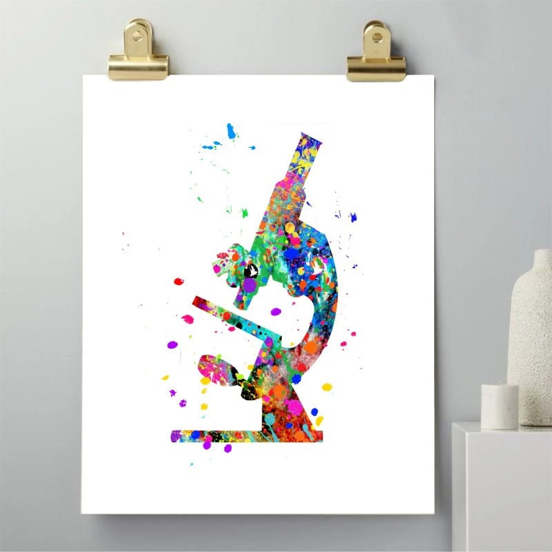 Illustration av ett färgglatt mikroskop i abstrakt stil med livliga färgfläckar, som representerar vetenskap och forskning i en modern konstnärlig design.