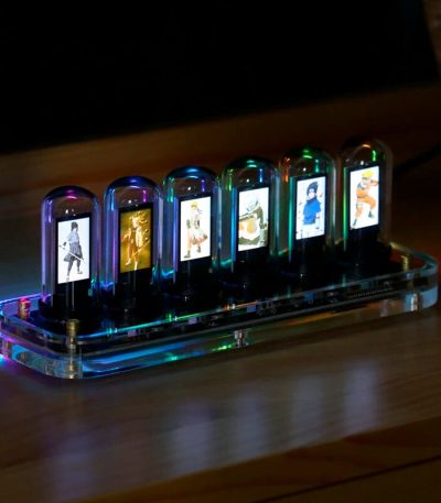 Nixie-rörsdisplay med animerade och retro illustrationer, som belyser en transparent akrylbas i en mörk atmosfär. Perfekt för vetenskaplig eller vintage-dekoration.