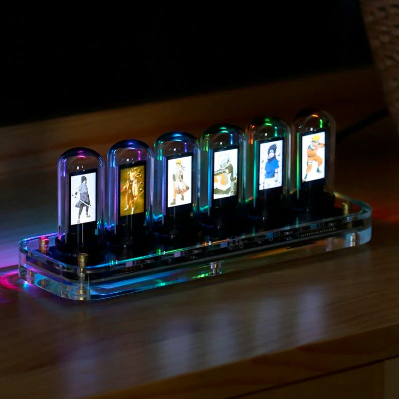 Nixie-rörsdisplay med animerade och retro illustrationer, som belyser en transparent akrylbas i en mörk atmosfär. Perfekt för vetenskaplig eller vintage-dekoration.