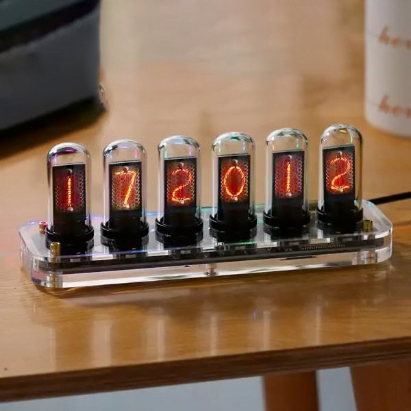 Vintage Nixie-klocka med sex lysande rör som visar datumet 17/12/2021, placerad på ett träbord, retro och teknologisk stil.