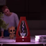 Vetenskaplig lampa med färgglad ljusslinga i en behållare i form av en flaska.