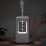 Aromaterapidiffusor med inbyggd LED-lampa och dimmer, som skapar en avslappnande atmosfär i ditt inomhusutrymme.