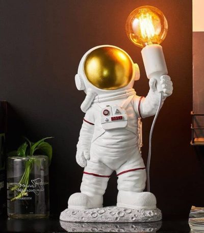 Dekorativ astronautfigur med vintage glödlampa, idealisk för tematisk rymd- eller vetenskaplig inredning.