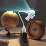 Astronautlampa som projicerar ljus på en jordglob, vetenskaplig dekoration för kontor eller rum, som förenar modern design och rymdtema.