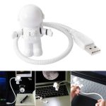 Liten USB-astronautfigur i vetenskapsdekoration, idealisk för rymd- och originalprylar, att använda som kontorsaccessoar eller dekoration.