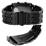 Smartklocka i svart stål med digital skärm och metallarmband, elegant och modern, perfekt för en sofistikerad stil.