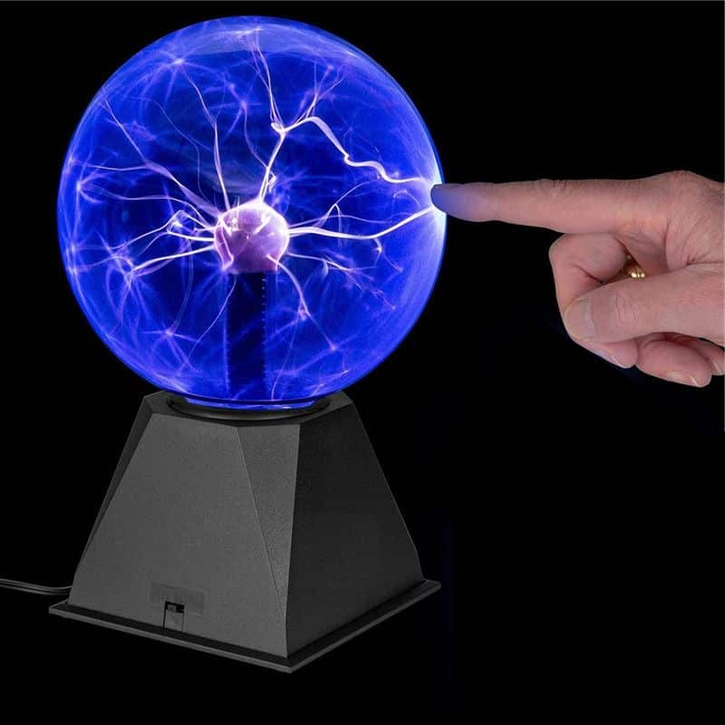 Interaktiv plasma-kula med finger, som visar ljuseffekter, på en svart bas, som illustrerar vetenskap och teknik.