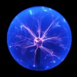 Plasma-kula med blå och lila ljuseffekter, som skapar en spektakulär elektrisk effekt i ett mörkt rum.