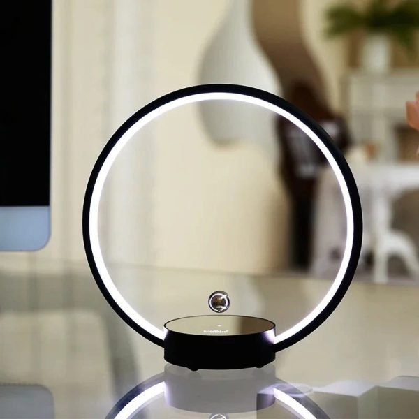 Designad skrivbordslampa med LED-ljusring och hängande kula, idealisk för elegant stämnings- eller arbetsbelysning.