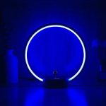 Blå LED-cirkellampa för modern dekoration och avslappnande atmosfär.