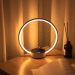 Modern dekorativ lampa med LED-ljusring, idealisk för att skapa en varm och samtida atmosfär i ditt hem.