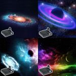 Tavla med bilder av galaxer, planeter och kosmiska fenomen i en livlig rymdinredning.