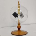 Leydenburk i glas med integrerad elektroskop, symbol för vetenskap och upptäckter. Perfekt för vetenskaplig eller pedagogisk dekoration, som förenar estetik och kunskap.