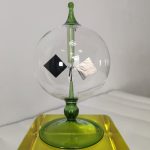 Glasur med klocka med metalliska och dekorativa element.
