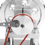 Miniatyrmotor för vetenskapliga experiment och utbildningsprojekt, med metallkomponenter och röda kablar. Perfekt för laboratorie- eller vetenskapsutrymmesdekoration.