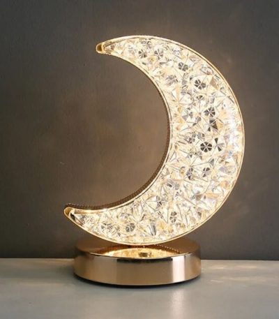 Månlampa i kristall, elegant och raffinerad, står på en bas av gyllene metall, idealisk för vetenskaplig eller modern inredning.
