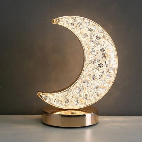 Månlampa i kristall, elegant och raffinerad, står på en bas av gyllene metall, idealisk för vetenskaplig eller modern inredning.