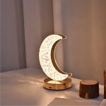 Dekorativ månlampa i form av en halvmåne med mjukt ljus, idealisk för inredning eller som nattlampa. Elegant och modern design, perfekt för en varm atmosfär.