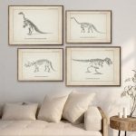 Fyra vintageillustrationer av dinosaurier i väggramar, dekorerar ett vardagsrum med en vetenskaplig och dekorativ stil.