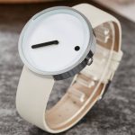 Modern klocka med ren design, vit urtavla och beige armband, perfekt för dem som gillar en enkel och elegant stil. Utmärkt för kontorsdekoration eller som ett unikt modeaccessoar.
