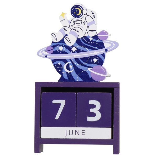Träkalenderpanel med illustration av en astronaut som svävar i rymden.