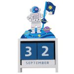 Vetenskapligt objekt | Kontorsinredning med rymdtema med en rymdforskare och en digital kalender.