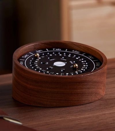 Kalenderklocka i trä med månadsvisning, perfekt för vetenskaplig och modern inredning. Elegant och funktionell design för en trendig inredning.