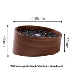 Pendelklocka i trä med magnetiska element.