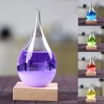Vas i glas som innehåller en lila vätska, placerad på en träbas, som illustrerar en dekorativ vetenskaplig objekt.