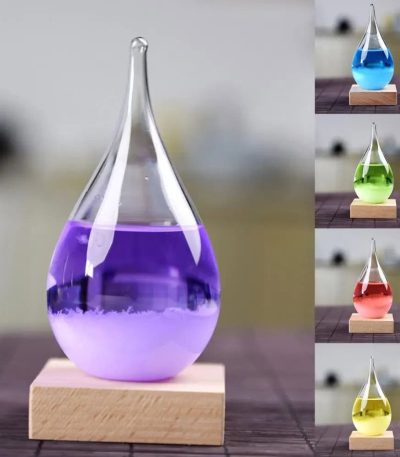 Vas i glas som innehåller en lila vätska, placerad på en träbas, som illustrerar en dekorativ vetenskaplig objekt.
