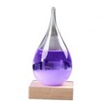 Diffusor av eteriska oljor i lila glas, elegant och dekorativ, placerad på en bas av naturligt trä, perfekt för vetenskaplig eller zen-inredning.