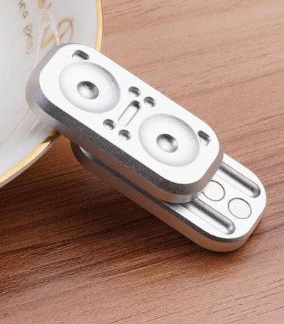 Mini högtalare i metall för bärbar dator, kompakt och elegant design, idealisk för bärbar användning och förbättrad ljudkvalitet.