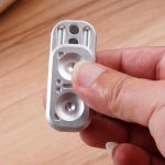 Nyckelring i aluminium med vetenskaplig design, kompakt och lätt, idealisk för vetenskaps- och inredningsentusiaster.