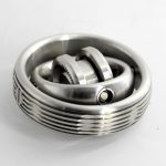 Hänge i rostfritt stål i form av ett kullager, industriellt symbol, modern dekoration, originalaccessoar, mekanisk smycke.